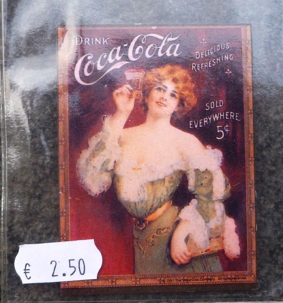 9381-1 € 2,50 coca cola ijzeren magneet dame met glas 6x8 cm
